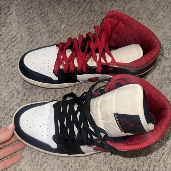 Nike air Jordan mid Men's Black, White, and Red Sneakers Sz 8.5 M - Picture 5 of 9